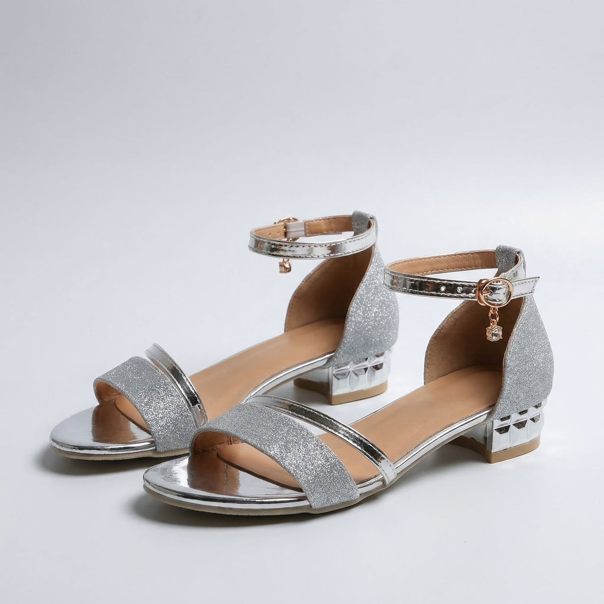Elegantne sandale s potpeticom fine izrade